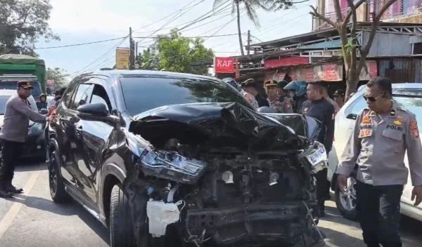Kondisi mobil dinas yang ditumpangi Kapolres Gowa yang mengalami kecelakaan (Dok: Ist).