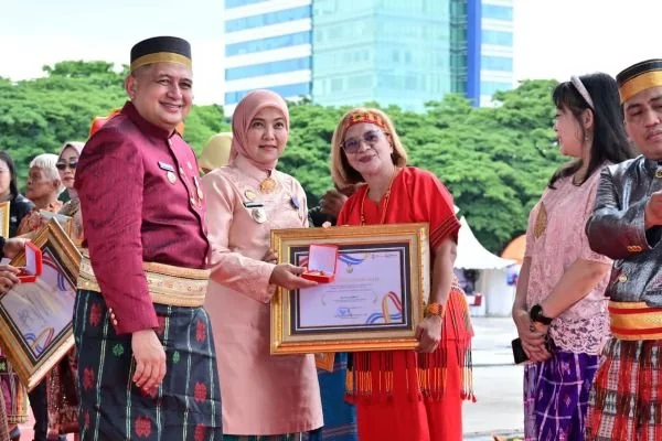 Aktivis kemanusiaan asal Makassar, Itha Karen saat Menerima Penghargaan dari Wali Kota Makassar Munafri Arifuddin dan Wakil Wali Kota Makassar Aliyah Mustika Ilham, (Dok: Ist).