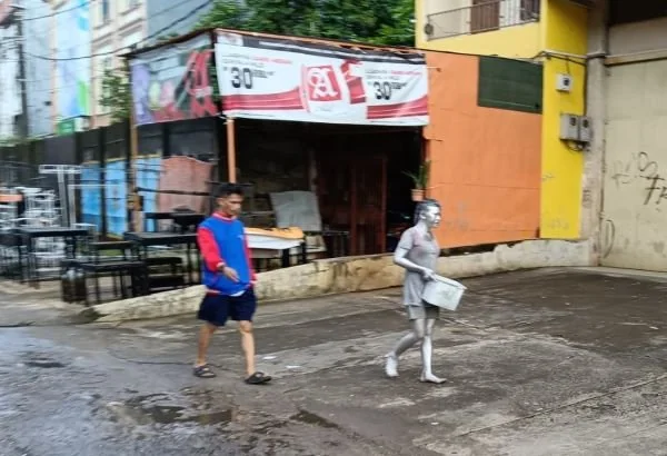 Manusia Silver di Lampu Merah Jalan Sungai Saddang Kota Makassar, (Dok: Sinta KabarMakassar).