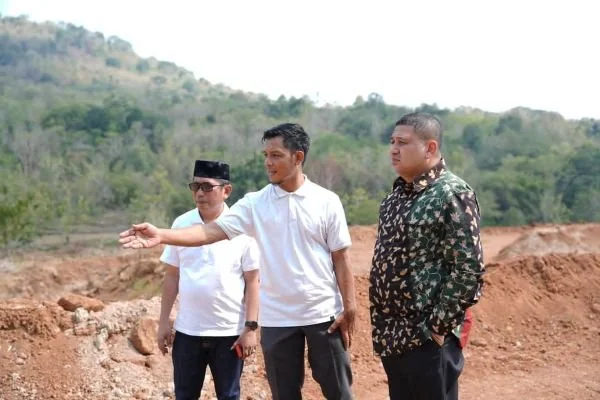 Anggota Dewan Perwakilan Rakyat Daerah (DPRD) Kota Makassar Muchlis dan Wali Kota Makassar Munafri Arifuddin saat survei lokasi pemakaman (Dok: Ist)