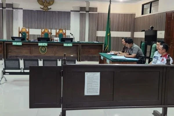 Advokat Parawansyah, dari Avicenna Law Office (kiri) Sementara Polres Jeneponto diwakili oleh Kepala Seksi Hukum (Kasikum) AKP Jabal Nur, bersama timnya saat mengikuti sidang Praperadilan di PN Jeneponto (Dok : Ist).