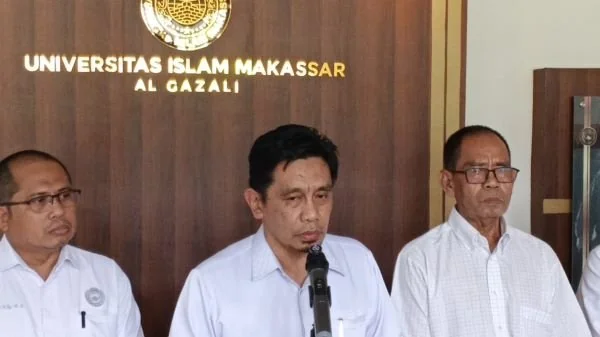 Rektor UIM, Prof. Dr. H. Muammar Bakry dalam konferensi pers. (Dok: Dwiki KabarMakassar)