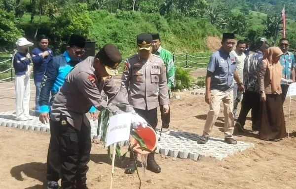 Kapolda Sulsel, Irjen Pol A. Rian R. Djayadi saat menanam bibit pohon dan menebar benih ikan di Tompobulu, Kabupaten Maros, Kamis (06/06).