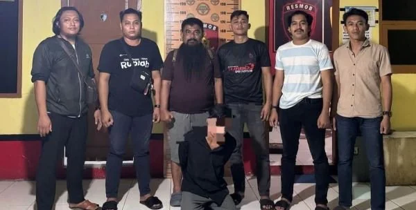 Pelaku saat digelandang ke Mapolresta Mamuju usai di amankan (Dok : Ist).