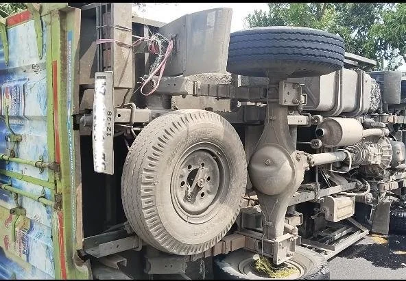 Tampak Mobil Truk Roda Enam Terguling Di Tengah Jalan