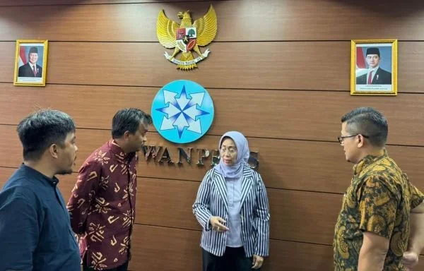 Ketua Dewan Pers Ninik Rahayu (kedua kanan) menerima kunjungan Direktur Kemahasiswaan Universitas Hasanuddin Abdullah Sanusi (kedua kiri) di kantor Dewan Pers, Selasa 10, Desember 2024. Kunjungan ini dalam rangka konsultasi terkait rencana penyusunan pedo