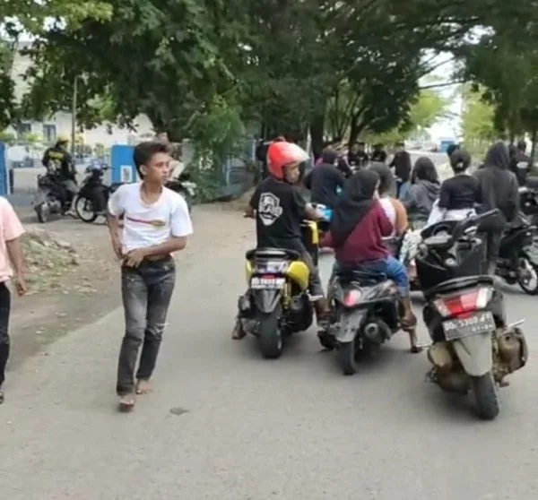 Sekelompok diduga geng motor melakukan aksi pelemparan batu di rumah anggota Polres Bulukumba, Sulawesi Selatan.