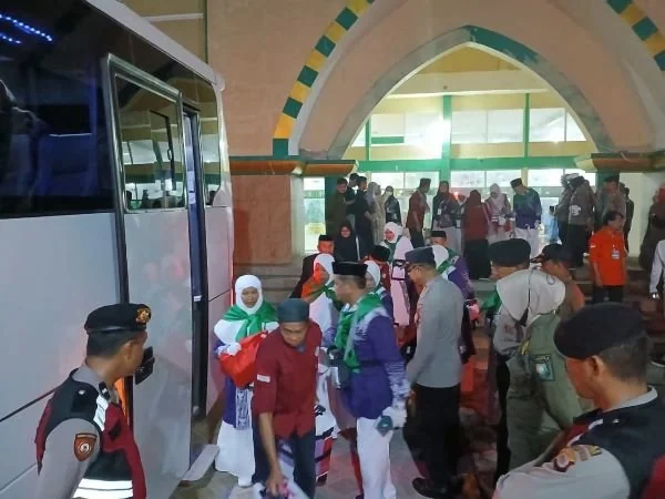 Polres Bulukumba saat mengawal Jemaah Calon Haji (Dok : Ist).