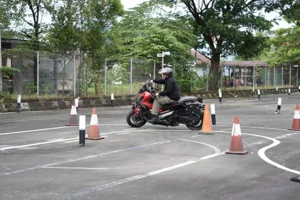 Wali Kota Makassar Munafri Arifuddin saat Menjajal Lintas uji Praktik Moge (Dok: Ist).