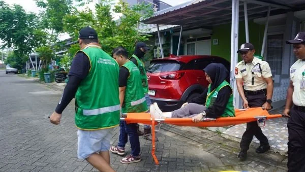 Simulasi penanganan banjir dilakukan oleh Manajemen Bukit Baruga (Dok: Ist)