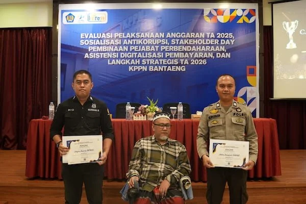 Perwakilan Polres Jeneponto, Aiptu Suparman, saat menerima penghargaan dari KPPN Banteng. (Ist)