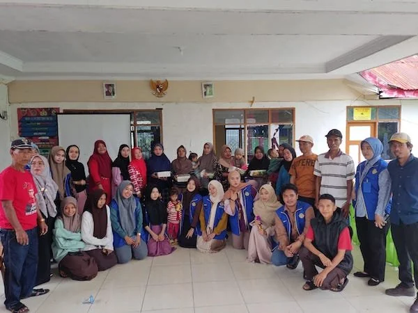 Tim Kuliah Kerja Nyata Tematik (KKNT) Institut NTI Jeneponto saat menggelar Penyuluhan Gizi Komprehensif di Kantor Desa Paitana. (Ist).