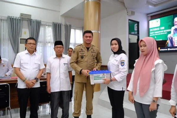 Bupati Gowa, Adnan Purichta Ichsan saat kegiatan Distribusi 1000 Paket Ramadhan Bahagia Baznas Kabupaten Gowa dan Penyerahan Zakat Pemerintah Kabupaten Gowa di Baruga Karaeng Galesong Kantor Bupati Gowa, Rabu (3/4).