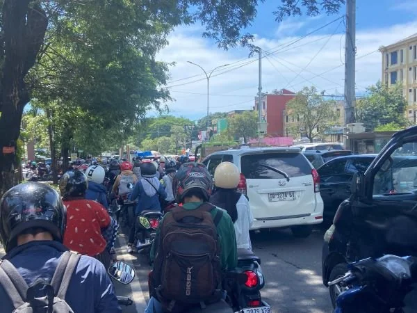 Kemacetan panjang di Jalan Urip Sumoharjo karena aksi unjuk rasa driver ojol di Kantor Gubernur Sulsel (Dok: Nofi KabarMakassar)