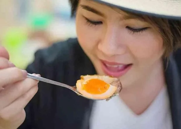 Ilustrasi makan telur (Dok: Int)