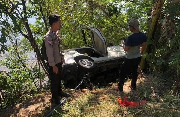Mobil Toyota Avanza yang terperosok kedalam jurang (Dok : Ist).