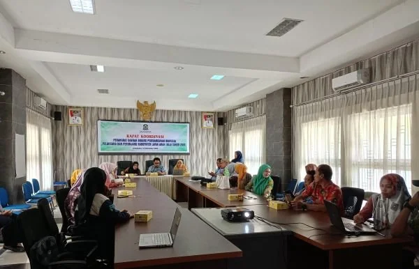 Kepala Bappeda Alfian Afandy Syam, Kadis DP3A Farida Mappatunru dan  peserta dari berbagai OPD terkait, dan organisasi forum anak saat menggelar rakor KLA di Ruang Pola Tamarunang (Dok : Ist).