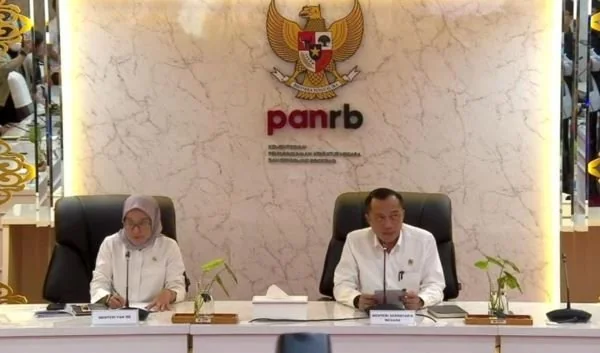 Menteri Sekretaris Negara, Prasetyo Hadi, bersama Menpan RB, Rini Widiyantini dalam konferensi pers yang disiarkan langsung melalui akun YouTube resmi Kemenpan RB (Dok : int).