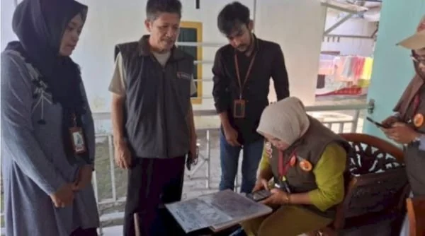 Anggota Bawaslu Sulsel, Saiful Jihad saat melakukan monitoring coklit data pemilih di Kabupaten Jeneponto (Dok : ist).
