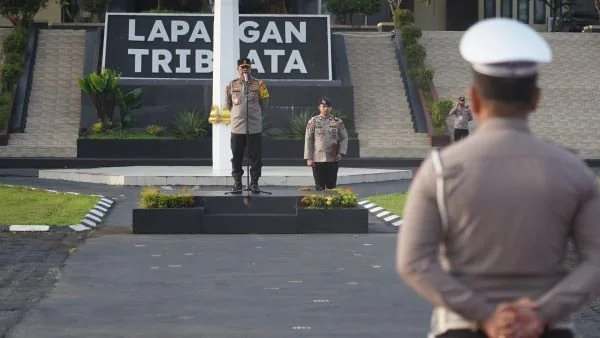 Kapolda saat memimpin apel rutin suasana di lapangan Tribrata Mapolda Sulbar (Dok : Ist).