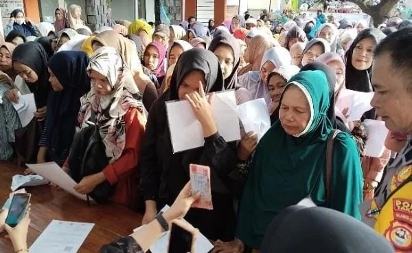 Warga Penerima BLT di Takalar Antre Panjang dan Berdesakan. (Dok: Ist)