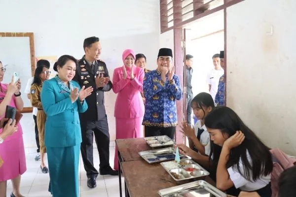 Kapolres Tana Toraja dan Forkopimda Tinjau Program MBG di SMPN 2 Mengkendek. Dok. Ist