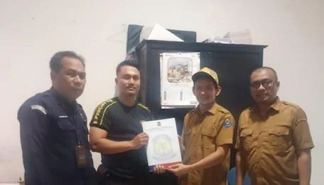 Kepala Bidang Informasi dan Data Disdukcapil Jeneponto, Affandi bersama KPU saat melakukan penyerahan biodata Daftar Pemilih Tetap (DPT) ke Rutan Kelas IIB Jeneponto.
