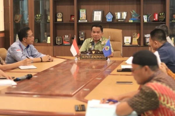 Pj Bupati Jeneponto, Junaedi Bakri saat melakukan Rapat Teknis di ruang kerjanya.