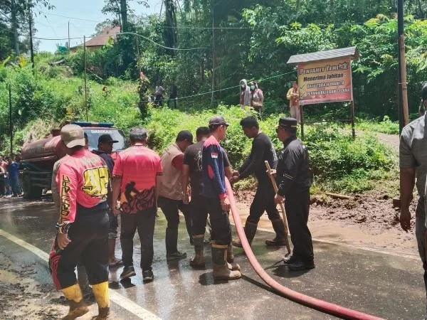 Tampak Bupati Torut Yohanis Bassang saat memberikan arahan kepada Tim BPBD dan Tim Damkar saat membersihkan Material Longsor.