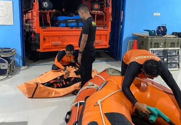 Tim SAR melakukan persiapan pencarian mahasiswi Unhas yang terbawa arus sungai (Dok: Ist).
