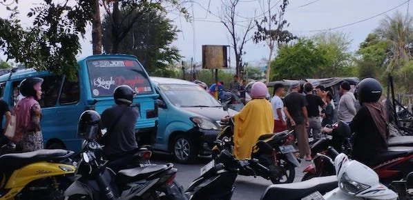 Lokasi Kebakaran yang menimpa sejumlah pedagang Pakaian disamping SPBU Mangga Kulle di Jalan Pahlawan, Kelurahan Empoang, Kecamatan Binamu, Jeneponto, Sulawesi Selatan jadi tontonan Warga. (ullah).