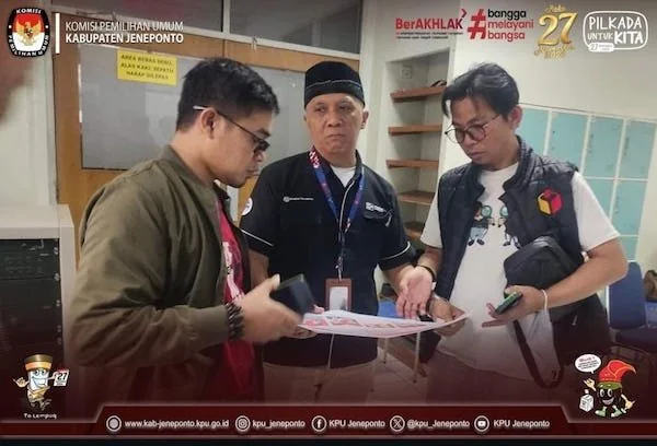Ketua KPU Jeneponto, Asming. S bersama Komisioner Bawaslu, Erick Fatur Rahman saat melakukan monitoring di percetakan Gramedia. (Foto/ist).