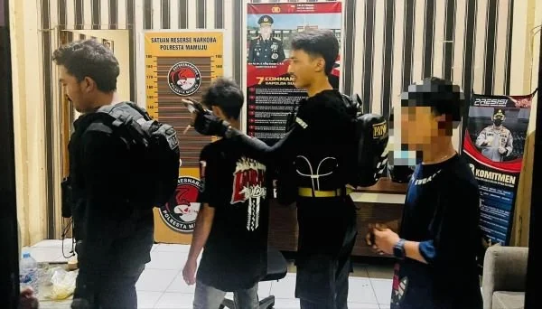 Tim patmor Polresta Mamuju saat mengamankan sekolompok remaja (Dok : Ist).