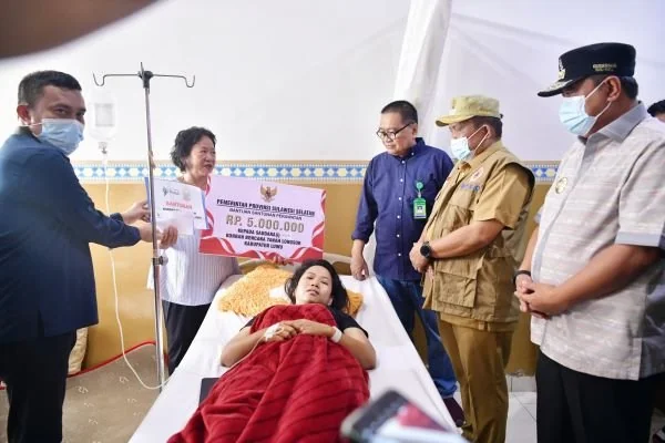 enjabat Gubernur Sulawesi Selatan, Bahtiar Baharuddin, melakukan kunjungi korban longsor yang terjadi di Bastem, Luwu.