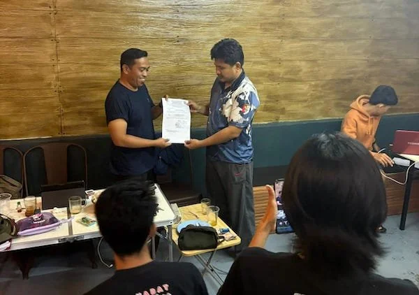 pengurus cabang olahraga Perbakin dan Persatuan Atletik Seluruh Indonesia saat menyerahkan surat rekomendasi kepada Munawwir Arafat(dok:ist)
