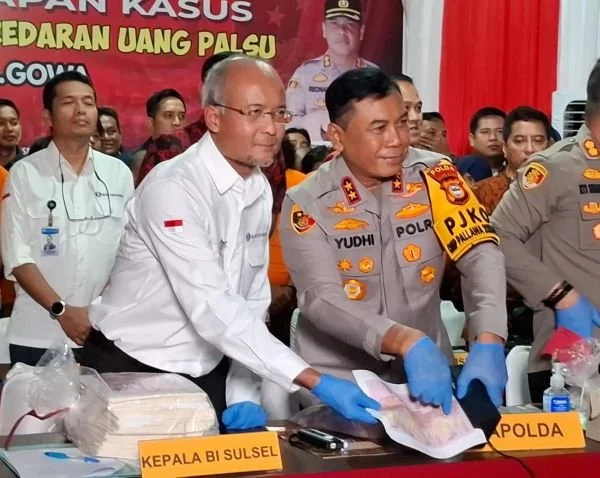 Pihak BI saat ekspose jaringan uang palsu di Mapolres Gowa (Dok: Atri KabarMakassar).