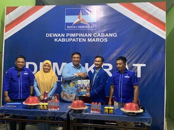Chaidir Syam dan Suhartina Bohari saat mengembalikan formulir pendaftaran Cabup dan Cawabup di Sekertariat partai Demokrat, Sabtu (4/5). Dok : Andi Yusril Natsir.