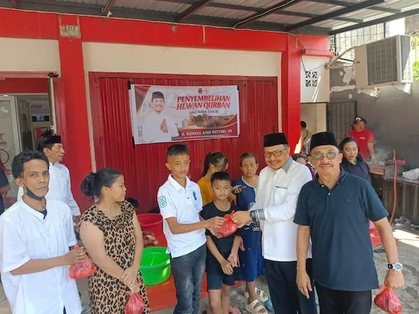 Bendahara DPD PDI Perjuangan Sulsel, H. Alimuddin, saat Membagikan Daging Hewan Kurban, (Dok: Sinta KabarMakassar).