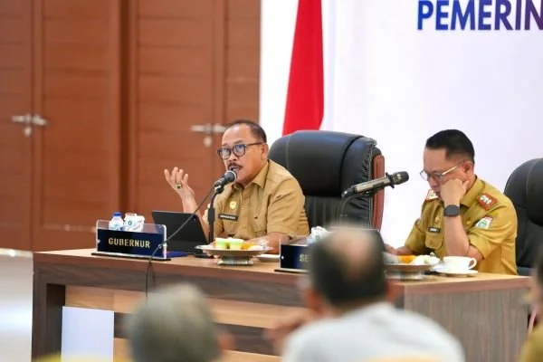 Gubernur Sulbar saat memimpin rakerda bersama pemerintah Enam Kabupaten di Sulbar (dok:ist)