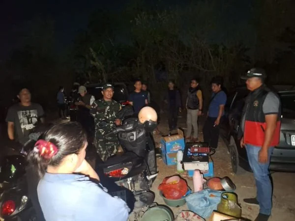 Petugas membongkar fasilitas yang diduga digunakan sebagai arena sabung ayam (Dok: Ist)