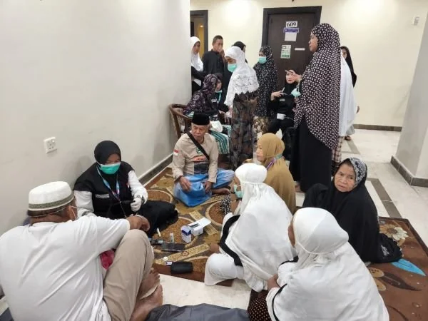 Jemaah haji Embarkasi Makassar saat cek kesehatan (Dok : ist).