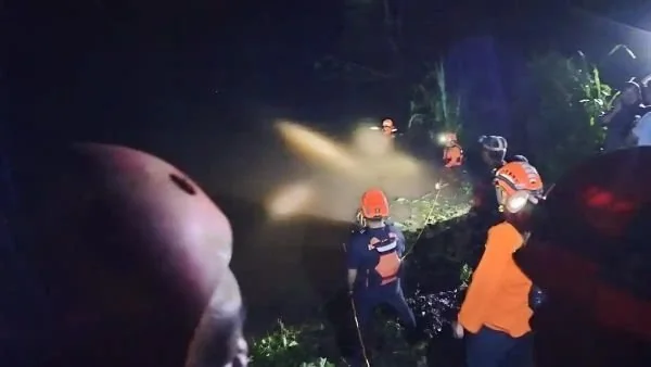 Pencarian korban di Sungai Belapunraga hingga malam. (Dok: Ist)