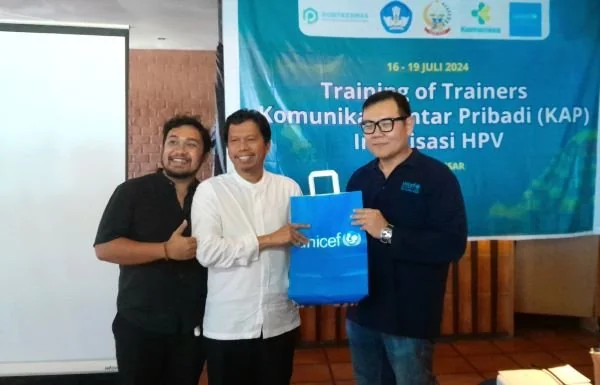 Direktur Eksekutif Portkesmas, dr. Basra Ahmad Amru, Kepala Dinas Kesehatan Sulawesi Selatan, Ishaq Iskandar dan Kepala Kantor Perwakilan UNICEF wilayah Sulawesi dan Maluku, Henky Widjaja usai pelatihan edukasi Jaga Bersama (Dok: Nofi KabarMakassar).
