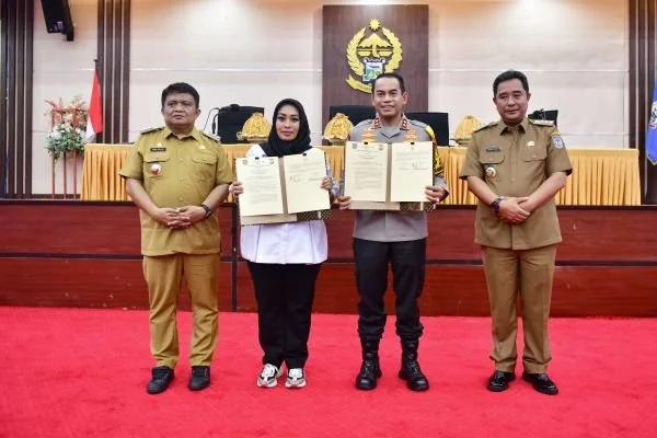 Ketua Apdesi Sulsel, Sri Rahayu Husni, saat
Silaturahmi Pemprov dan Polda Sulsel bersama Asosiasi Pemerintah Desa Seluruh Indonesia (Apdesi) Sulsel, di Ruang Pola Kantor Gubernur Sulsel.