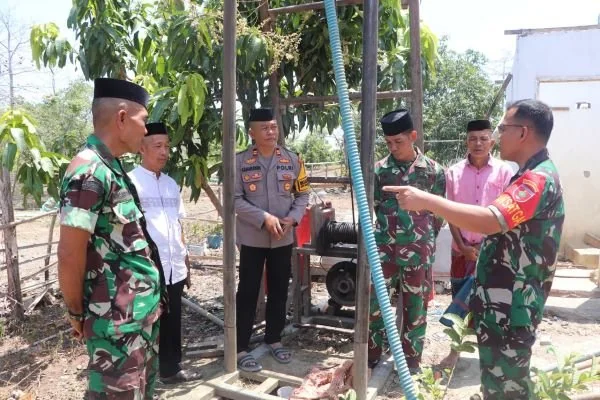 Dansatgas TMMD ke-122 Kodim 1425/Jeneponto, Letkol Inf Muhammad Amin saat meninjau langsung proses pembuatan sumur di Desa Tuju (Dok : Ist).