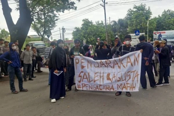 Aksi unjuk rasa Aliansi Bara-Barayya Bersatu di depan Mapolda Sulsel (Dok: Ist).