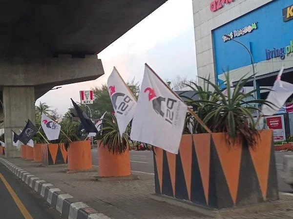 Suasana Bendera PSI Penuhi Jalan A.P Pettarani, (Dok: Sinta KabarMakassar).
