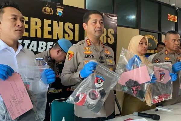 Kapolrestabes Makassar, Kombes Pol Arya Perdana  saat memperlihatkan barang bukti saat konferensi pers (Dok : Atri KabarMakassar).