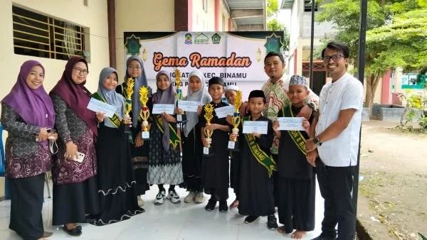 Para pembina atau guru-guru dan Siswa-Siswi UPT SD Negeri 8 Binamu Raih Juara Umum 3 saat mengikuti lomba Gema Ramadan 2026. (Dok: Ist)