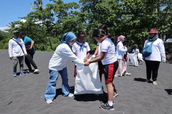 Aksi Bersih Pantai di Bitung. (Dok: Ist)